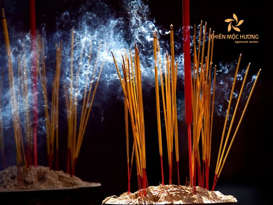 mo-thay-thap-huong-1-1 Mơ thấy thắp hương trong chùa