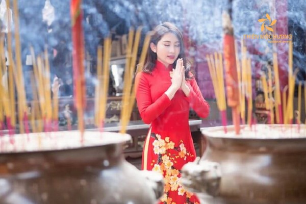 mo-thay-thap-huong-1 Nằm mơ thấy đang thắp hương