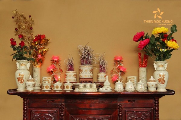 mo-thay-thap-huong-tren-ban-tho Nằm mơ thấy lư hương đang cháy dở