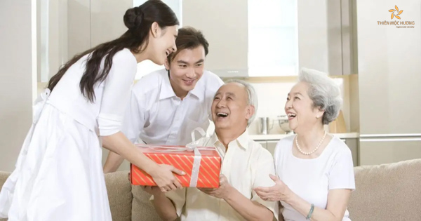 Ý nghĩa tặng quà 8/3 cho mẹ năm 2024