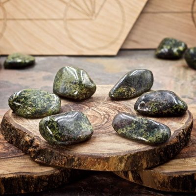 Tại Việt Nam, Nephrite còn gọi là Phỉ Thúy, Ngọc mềm và Ngọc Bích