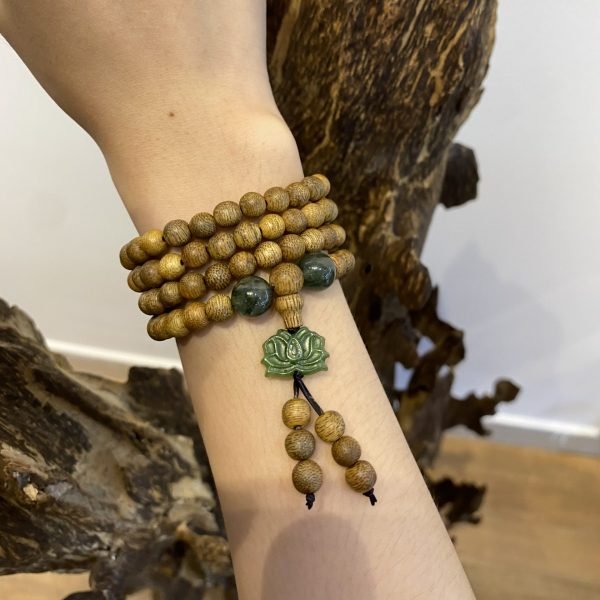 ngoc-cam-thach-2 Vòng ngọc cẩm thạch kết hợp gỗ Trầm Hương rất được ưa chuộng