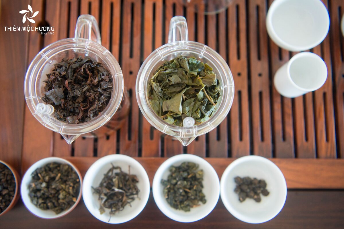 Người xử lý lá cây trầm hương nên phơi dưới nắng nhẹ hoặc sấy ở nhiệt độ thấp để giữ nguyên tinh chất và màu sắc đặc trưng của lá