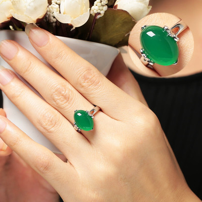 Nhẫn ngọc lục bảo thích hợp với người mệnh Mộc và mệnh Hỏa