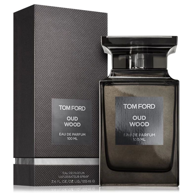 Tom Ford Oud Wood Eau de Parfum mang đến cho người yêu trầm hương trải nghiệm hương gỗ ấm áp, tinh tế, quyến rũ và sang trọng, đồng thời khơi gợi phong cách hiện đại pha nét bí ẩn