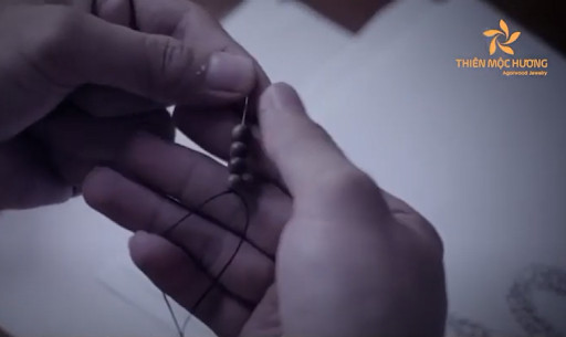 Xâu chuỗi vòng trầm hương trong quy trình làm vòng