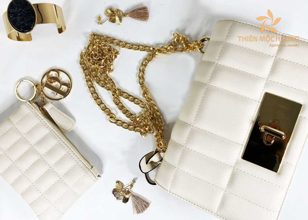 qua-20-10-cho-vo-4 Xem xét và tặng túi xách cho vợ của mình trong ngày 20/10