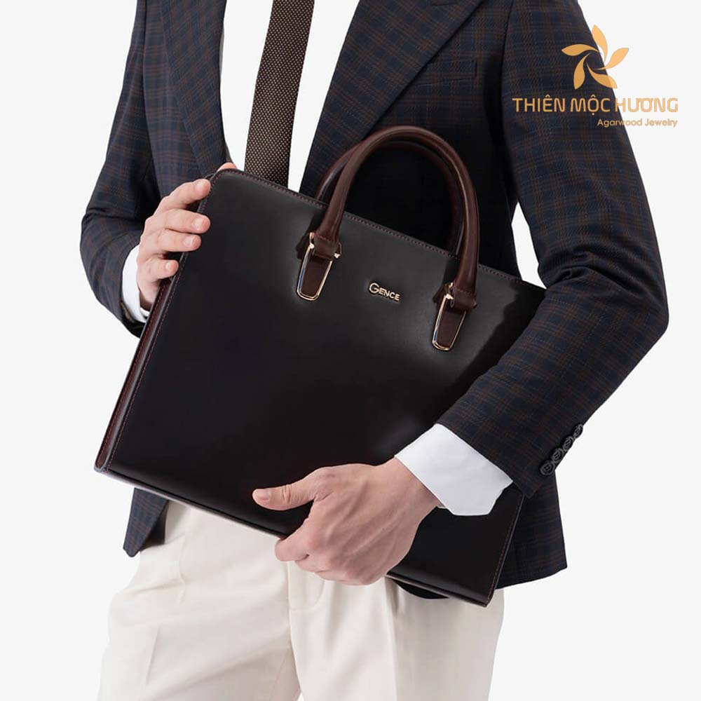 qua-20-11-tang-thay-giao-3 Tặng cặp xách cho thầy vào ngày 20/11 là vô cùng thích hợp