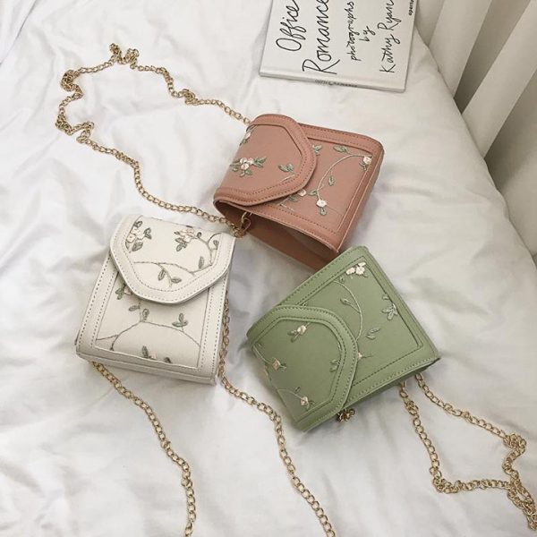 Ngày 14/2, có rất nhiều cặp đôi lựa chọn túi xách làm quà.