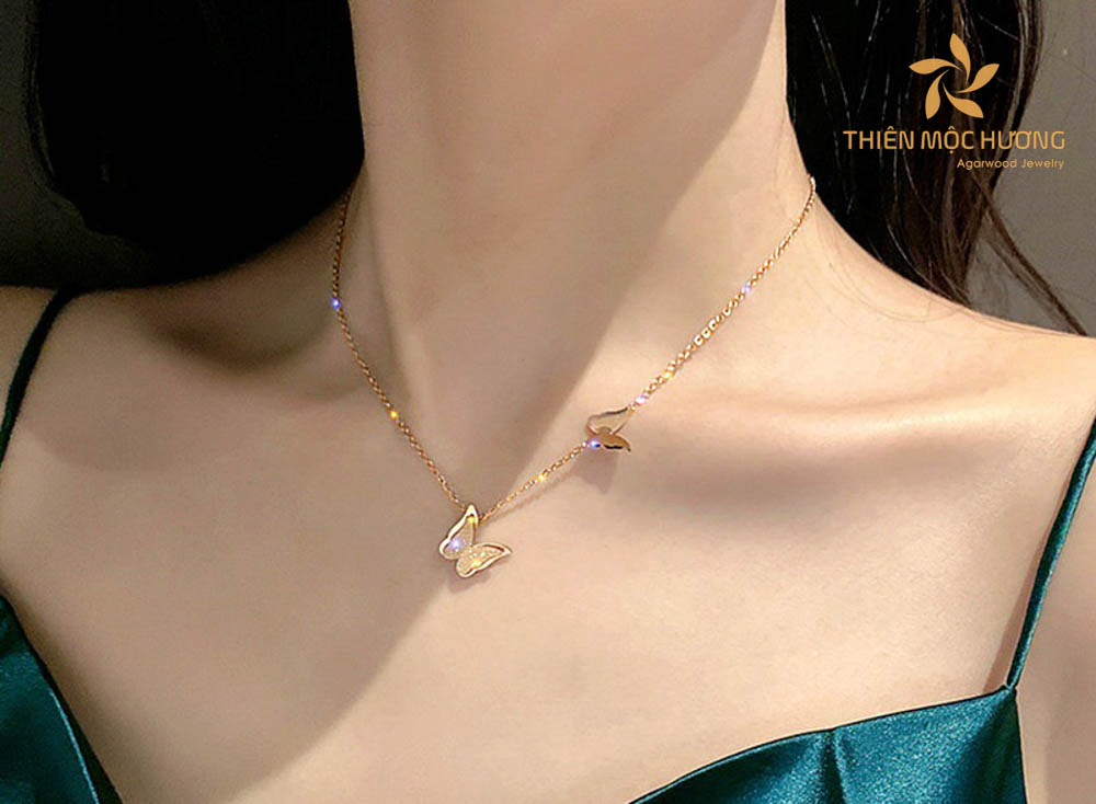 Dây chuyền là một vật tượng trưng cho chuyện tình của đôi bạn