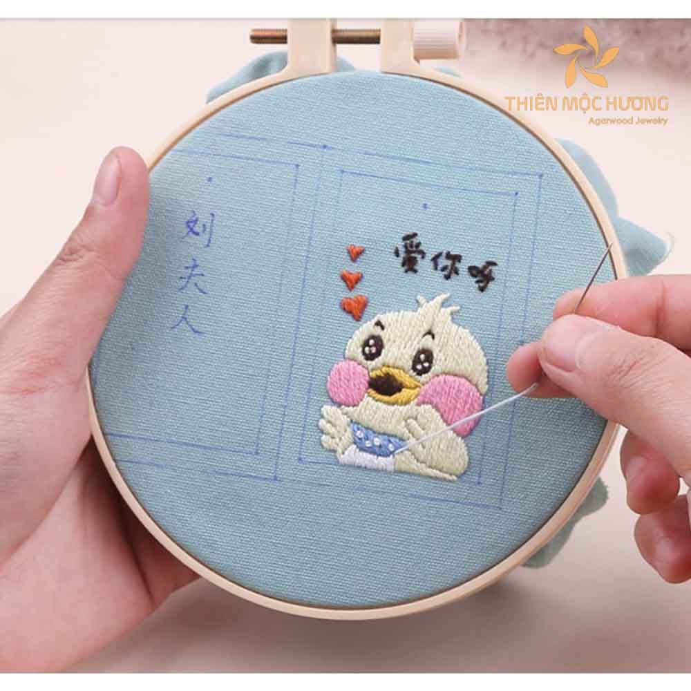 Nên thêu những hình ảnh gần gũi với cặp đôi của bạn