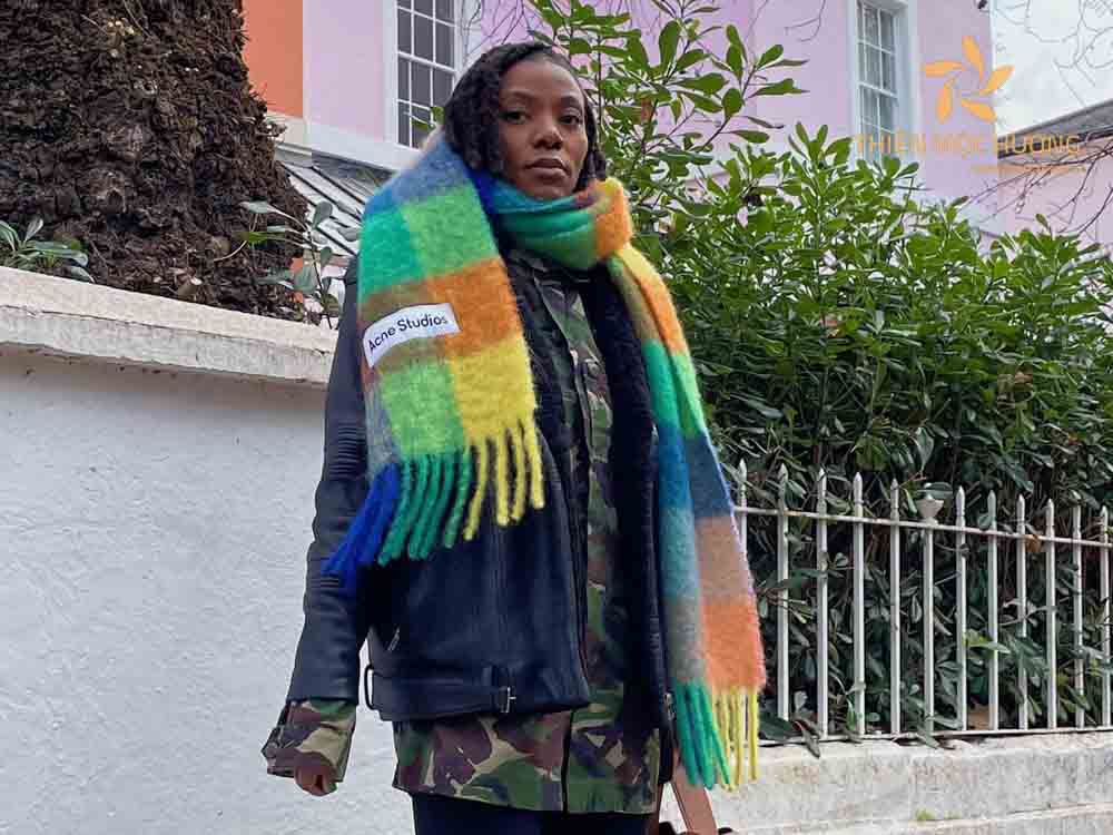 qua-tang-20-10-cho-co-giao-12 Khăn choàng vừa là món đồ thời trang vừa giúp cô giáo giữ ấm trong những ngày lạnh