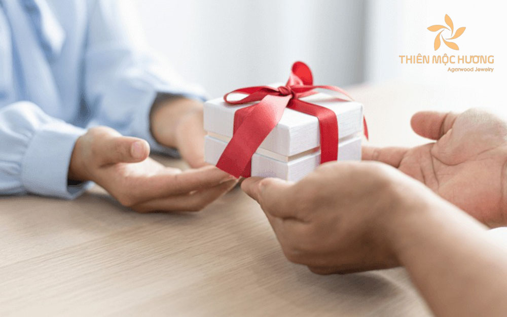 Cách mua quà tặng 20/10 cho đồng nghiệp nữ