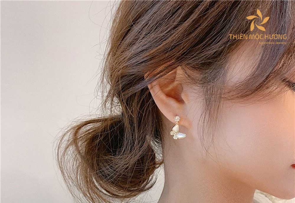 Hoa tai được rất nhiều chị em phụ nữ ưa thích