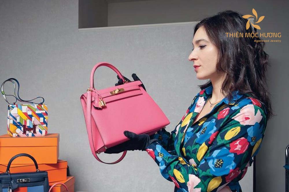 Quà tặng 20/10 cho mẹ ruột ý nghĩa là túi xách hàng hiệu