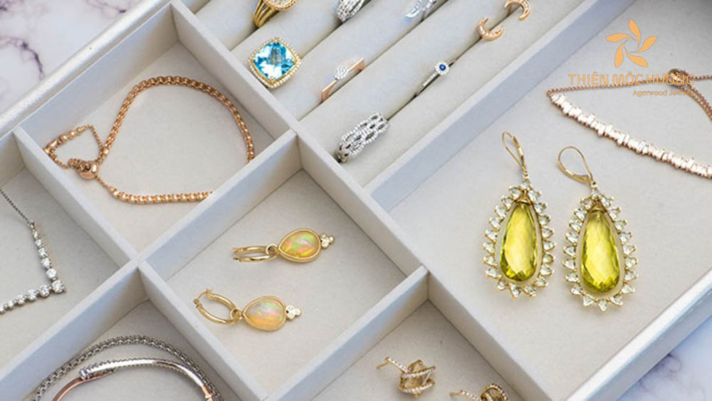 Trang sức tuy có đắt tiền nhưng vẫn là món quà tặng 20/10 cho mẹ ý nghĩa và tinh tế