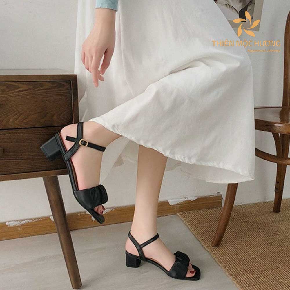 Quà tặng 20/11 cho cô giáo là giày dép phù hợp với môi trường giảng dạy