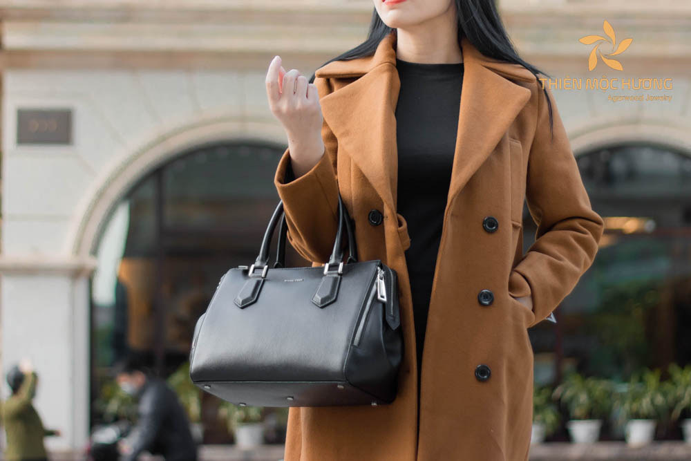 Tặng quà 20/11 cho cô giáo là túi xách