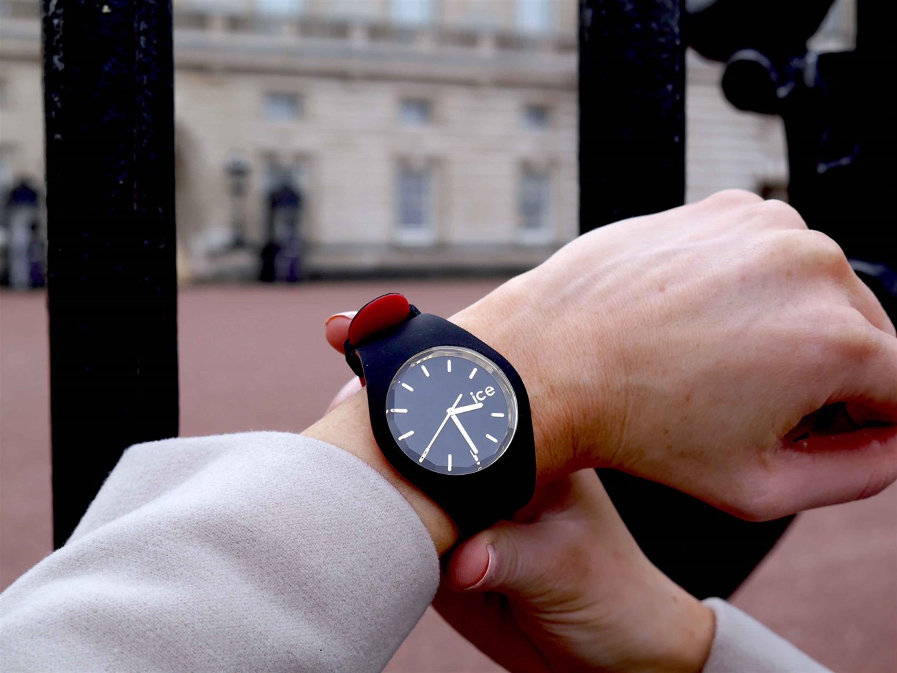 qua-tang-8-39 Đồng hồ là quà tặng 8/3 mang ý nghĩa như một phụ kiện giúp bạn và đối phương lưu giữ những khoảnh khắc quý giá cùng nhau.