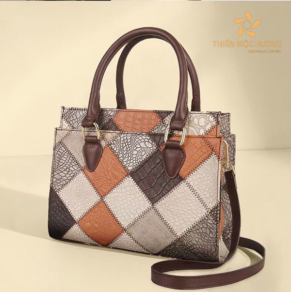 Mua quà gì để tặng bạn gái làm kỷ niệm? Túi xách sẽ là lựa chọn tuyệt vời