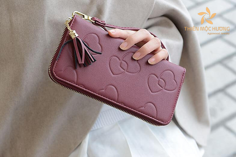 Quà tặng bạn gái ở xa là ví cầm tay vô cùng hợp lý