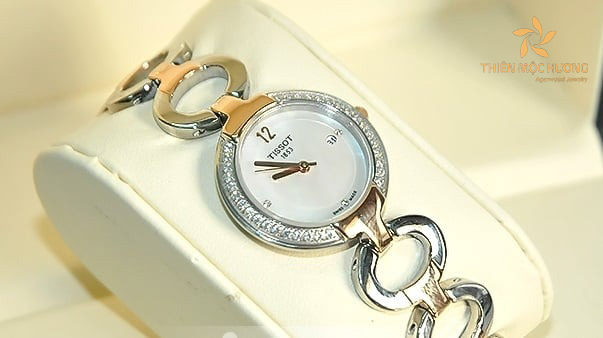 Tặng quà ý nghĩa cho bạn gái là chiếc đồng hồ