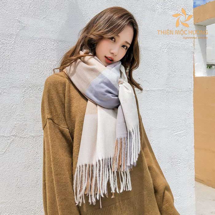 Bạn gái mới nên tặng quà gì? Khăn choàng cổ ấm áp là một lựa chọn cực kỳ tốt