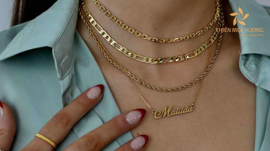 Tặng quà ý nghĩa cho bạn gái là dây chuyền vàng giúp thắt chặt tình yêu của cả hai