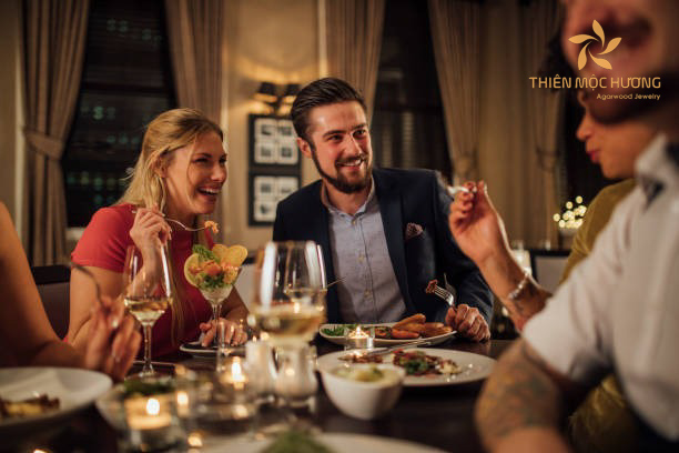 Cách tặng quà bạn gái mới quen ý nghĩa là dẫn cô ấy đến nhà hàng sang trọng