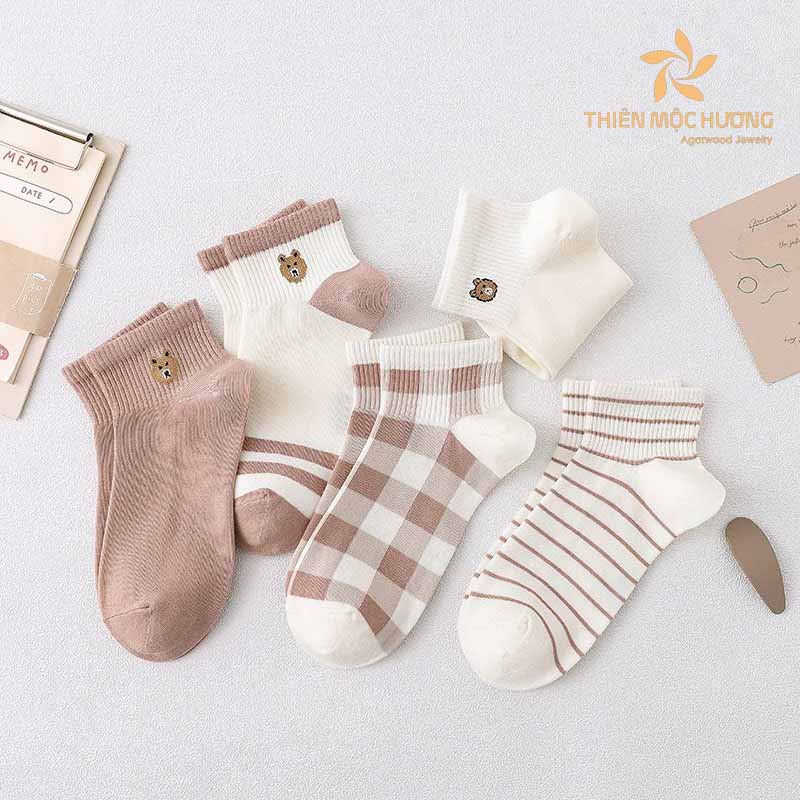 Quà tặng cho bé gái 7 tuổi là những đôi tất vô cùng dễ thương