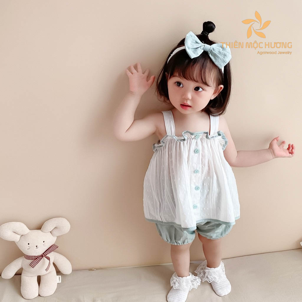 Bé phát triển nhanh nên quà tặng cho bé gái 1 tuổi là quần áo rất cần thiết