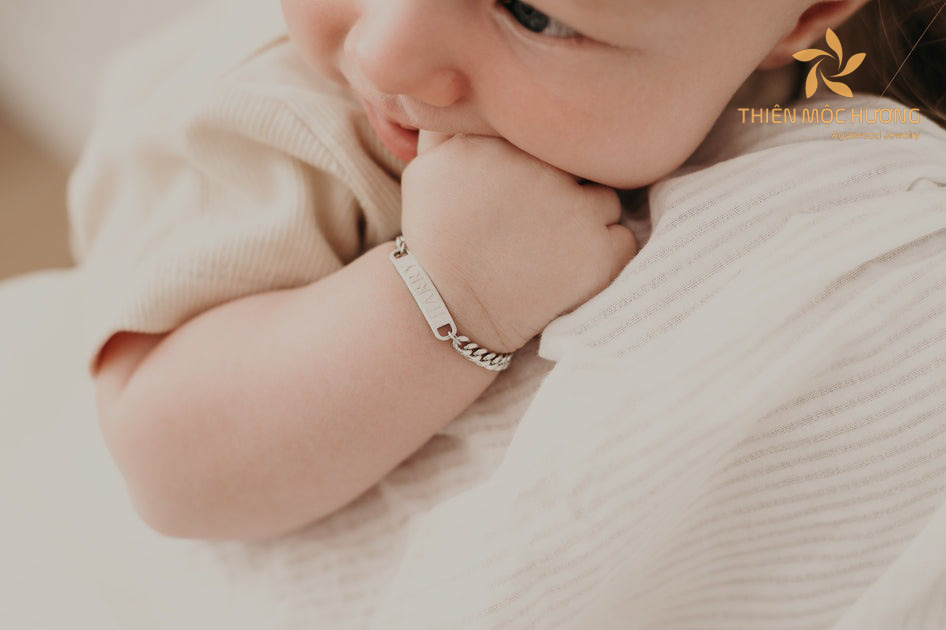 Quà tặng cho bé trai 5 tuổi - 6 tuổi là vòng bạc có thể bảo vệ sức khỏe của bé