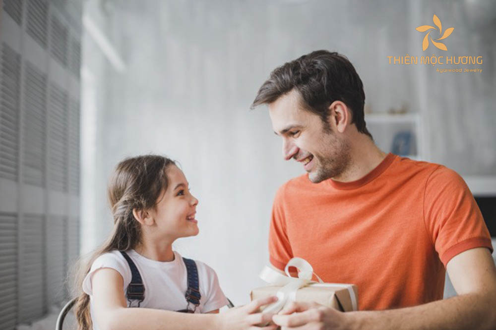Khi chọn các món quà tặng bố ta cần phải chú ý những yếu tố trên