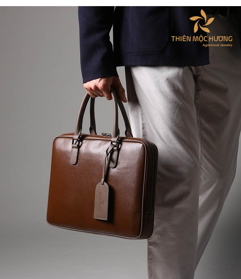 Món quà tặng chồng là cặp da giúp anh ấy đựng tài liệu, máy tính dễ dàng hơn