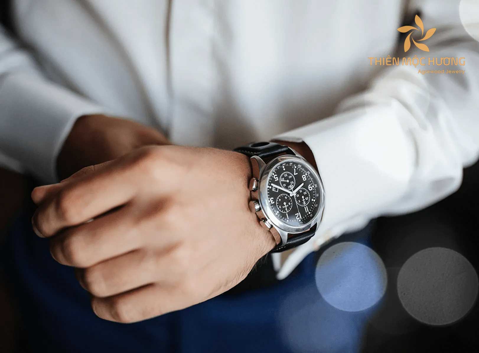 Món quá tặng chồng là đồng hồ khá đắt tiền nên bạn có thể cân nhắc trước khi mua