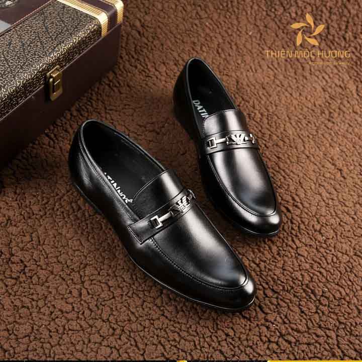 Một đôi giày làm món quà tặng chồng sẽ giúp nâng niu đôi bàn chân của anh ấy