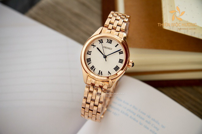 Đồng hồ đeo tay - Quà tặng cho cô giáo đắt đỏ