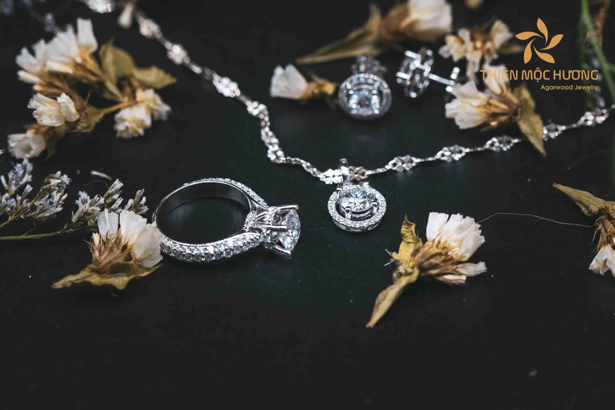 Quà tặng cho cô giáo là trang sức giúp cô tăng sự quý phải