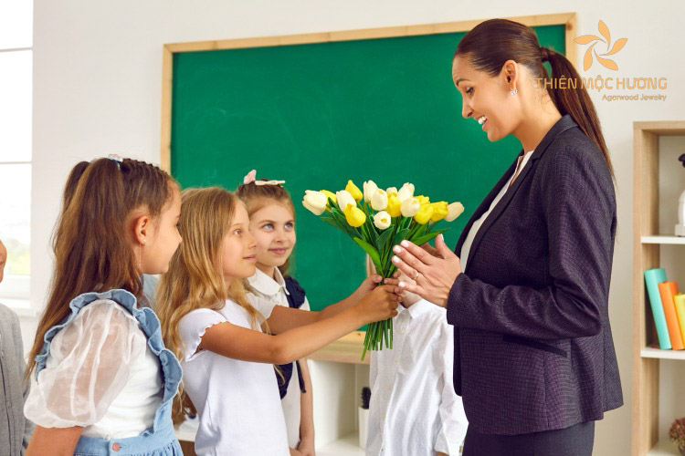 Các điều mà bạn cần lưu ý khi chọn các món quà tặng cho cô giáo