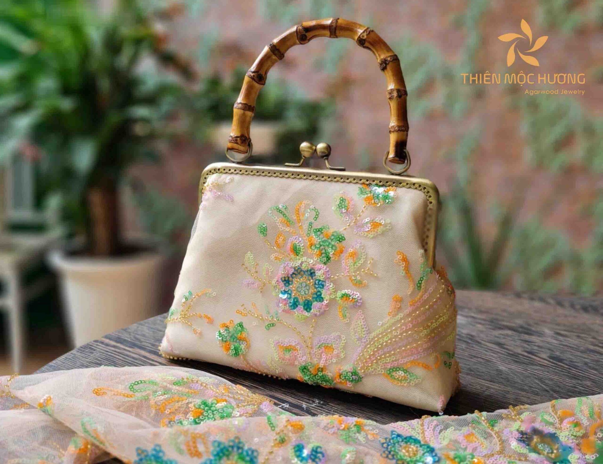 Túi xách sẽ là một món quà tặng cho cô giáo vô cùng thời trang