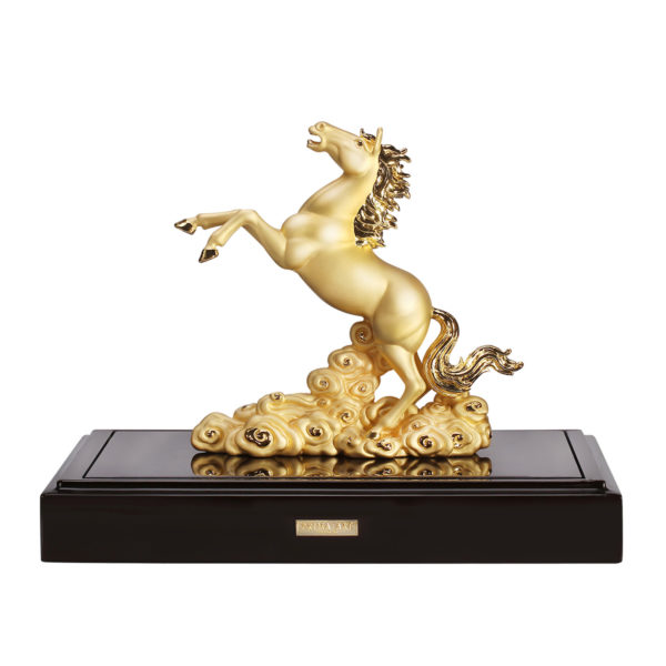 Tượng ngựa chiến thắng dát vàng