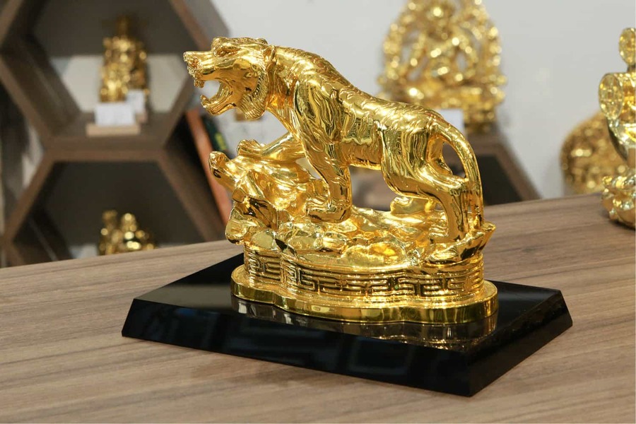 Tranh hổ tài lộc mạ vàng