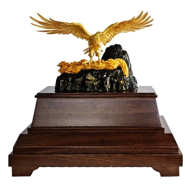 Tượng đại bàng tung cánh