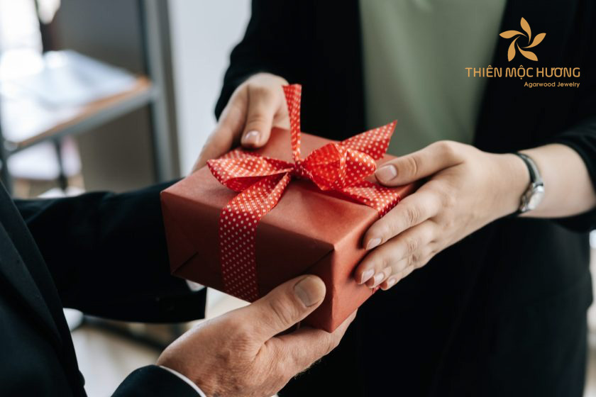 Nên tặng quà gì cho doanh nghiệp phù hợp và sang trọng nhất?