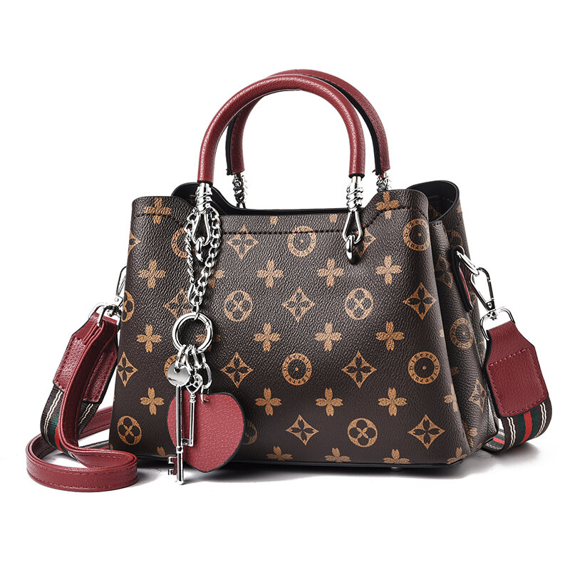 Quà tặng ý nghĩa cho vợ ngày 8/3 có thể là túi xách thời thượng