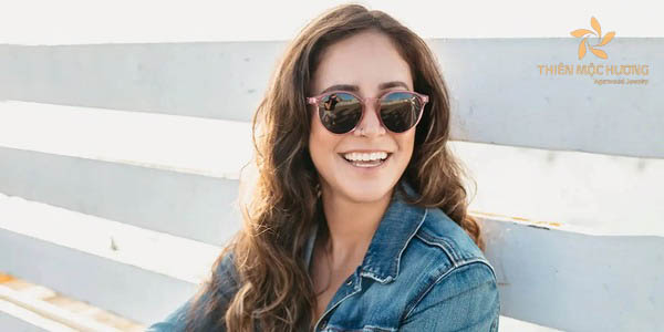 Mua quà cho mẹ chồng ngày 8/3 là kính râm vô cùng tinh tế