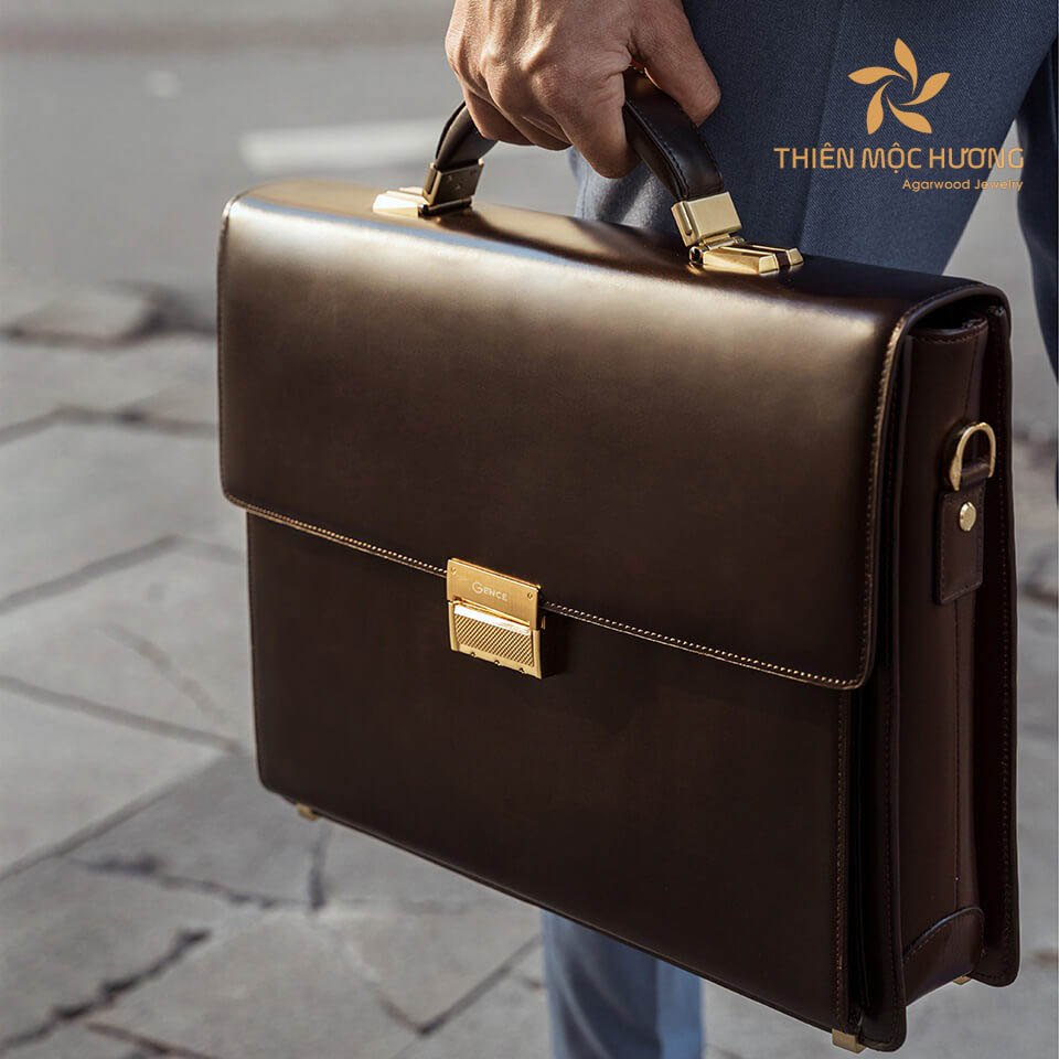 Món quà tặng thầy giáo là cặp da sẽ được thầy sử dụng hàng ngày