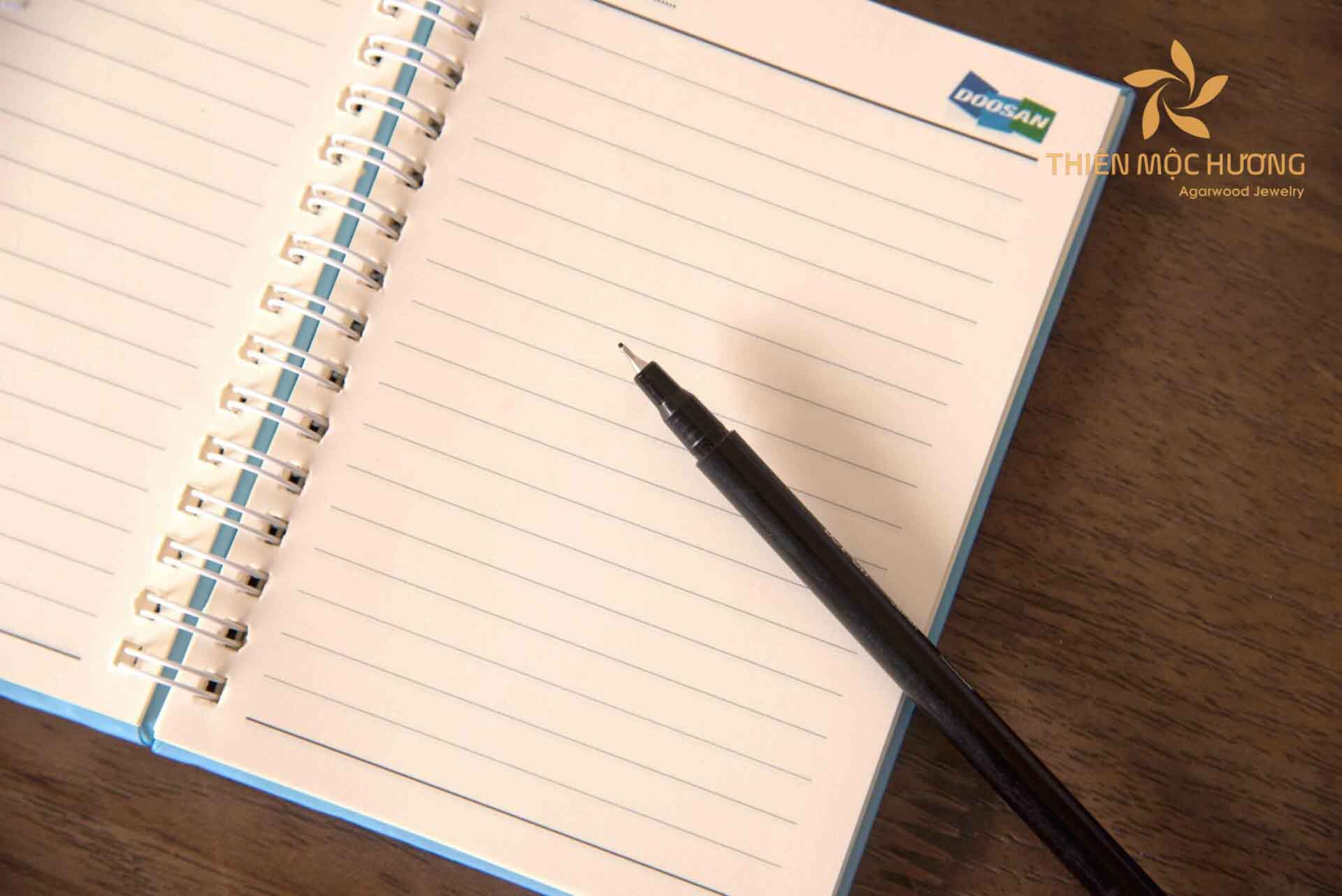 Sổ tay ghi chép là món đồ không thể thiếu và là món quà tặng thầy giáo tuyệt vời