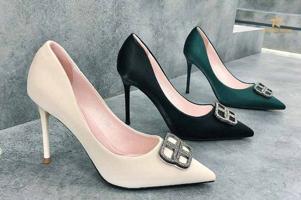 Giày cao gót -  biếu quà Tết cho sếp nữ