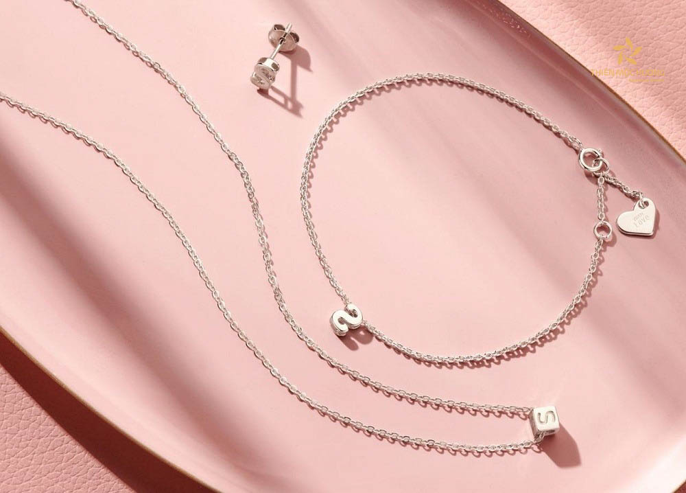 Trang sức làm món quà Tết biếu sếp ý nghĩa